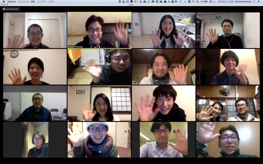 ビデオ会議ツールZoomを使った動画で、さいごに手を振りながらみんながこっちを見ている16人のスクリーンショット。みんな笑顔。暖かそうな服を着ています。