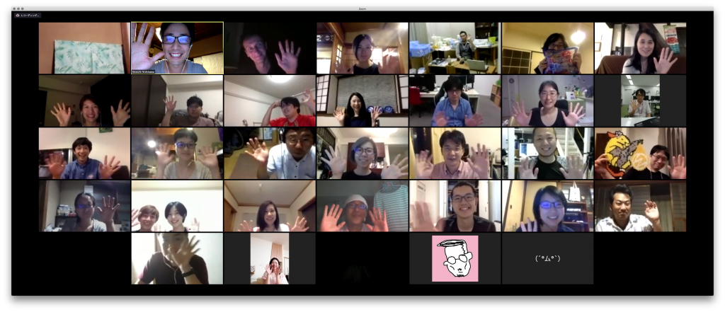 33人がこちらを向いて手を振っているオンライン会議ツールZoomのスクリーンショット。